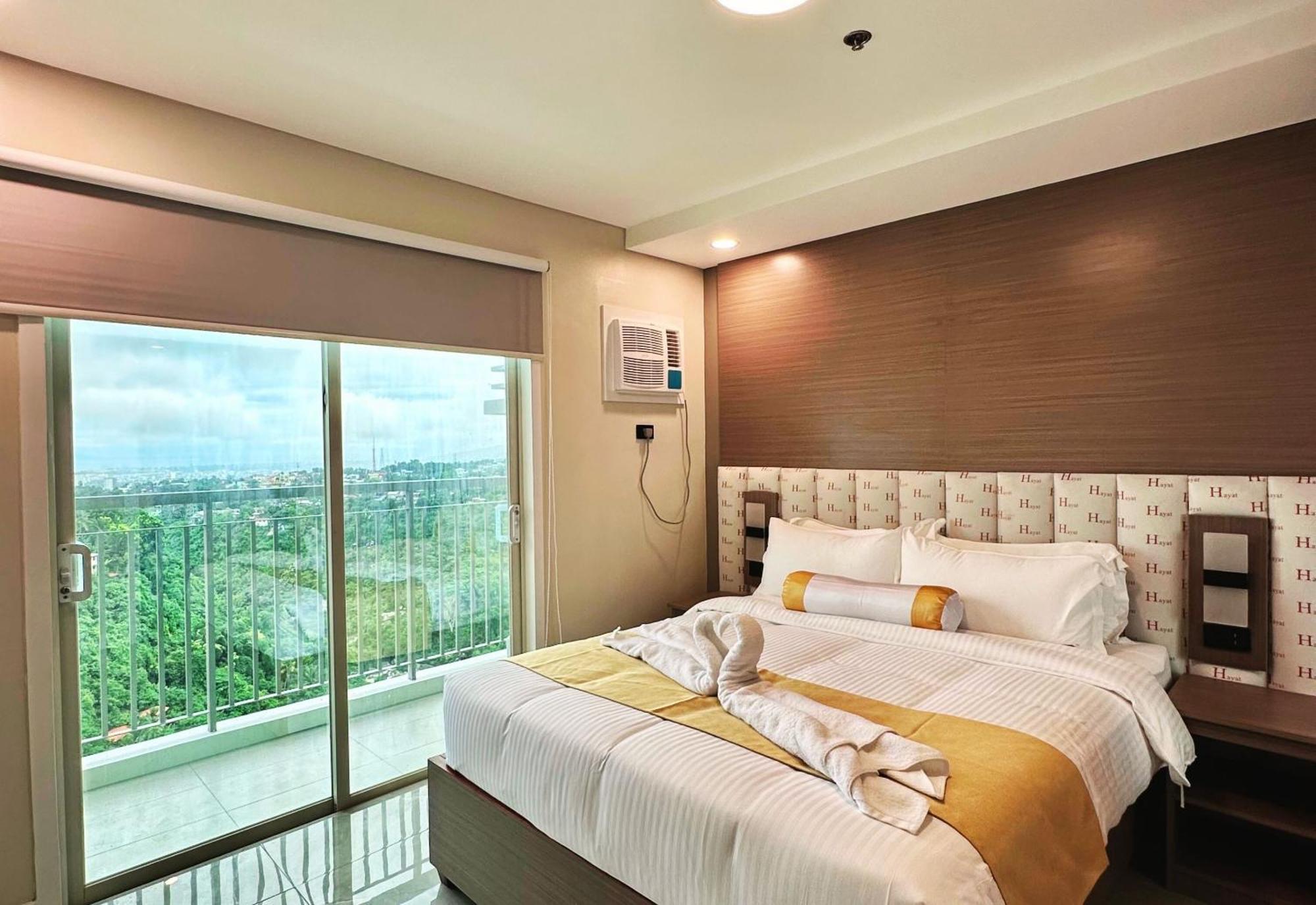 Hotel Hayat Sky Towers Cebu Stadt Exterior foto