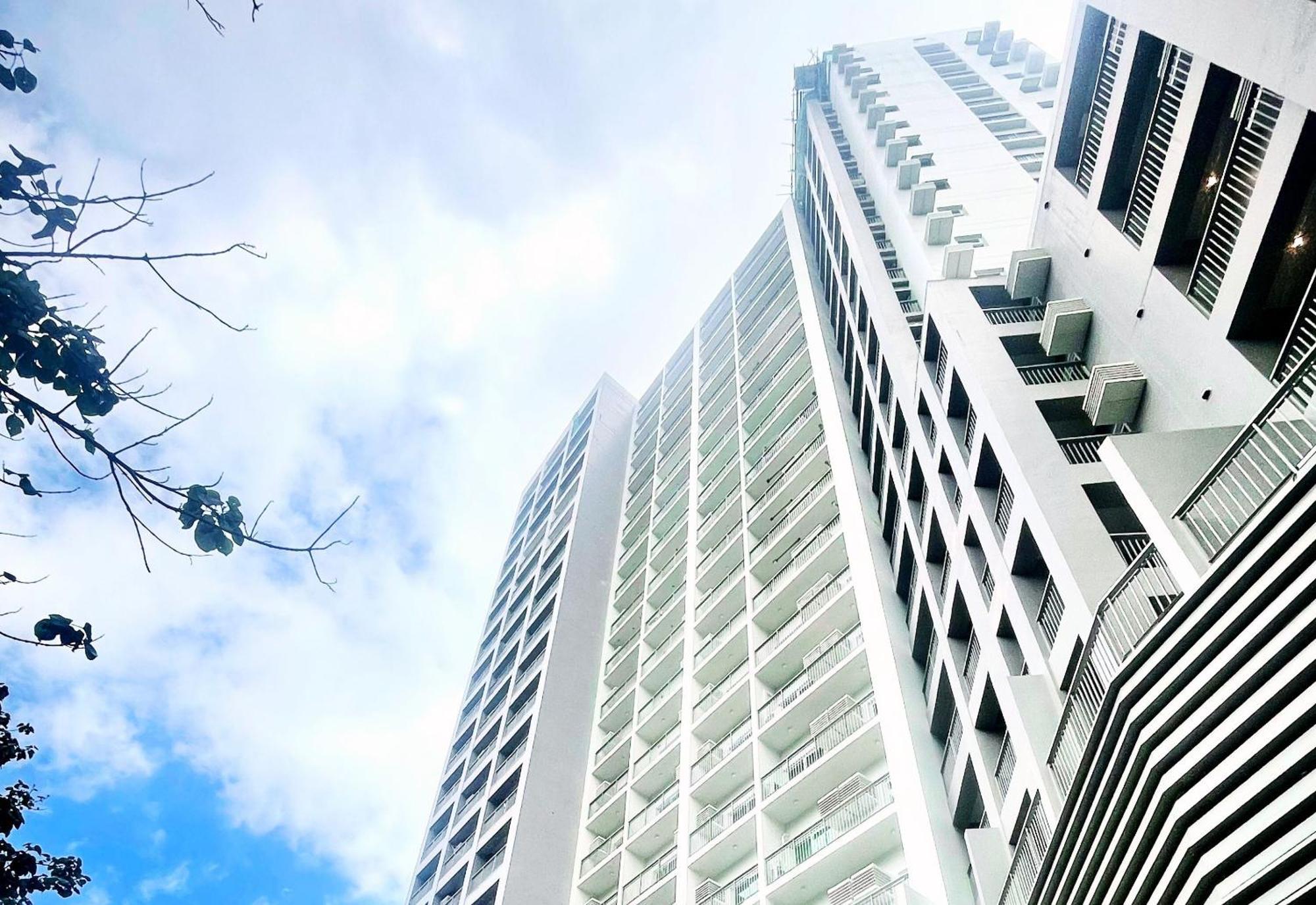 Hotel Hayat Sky Towers Cebu Stadt Exterior foto