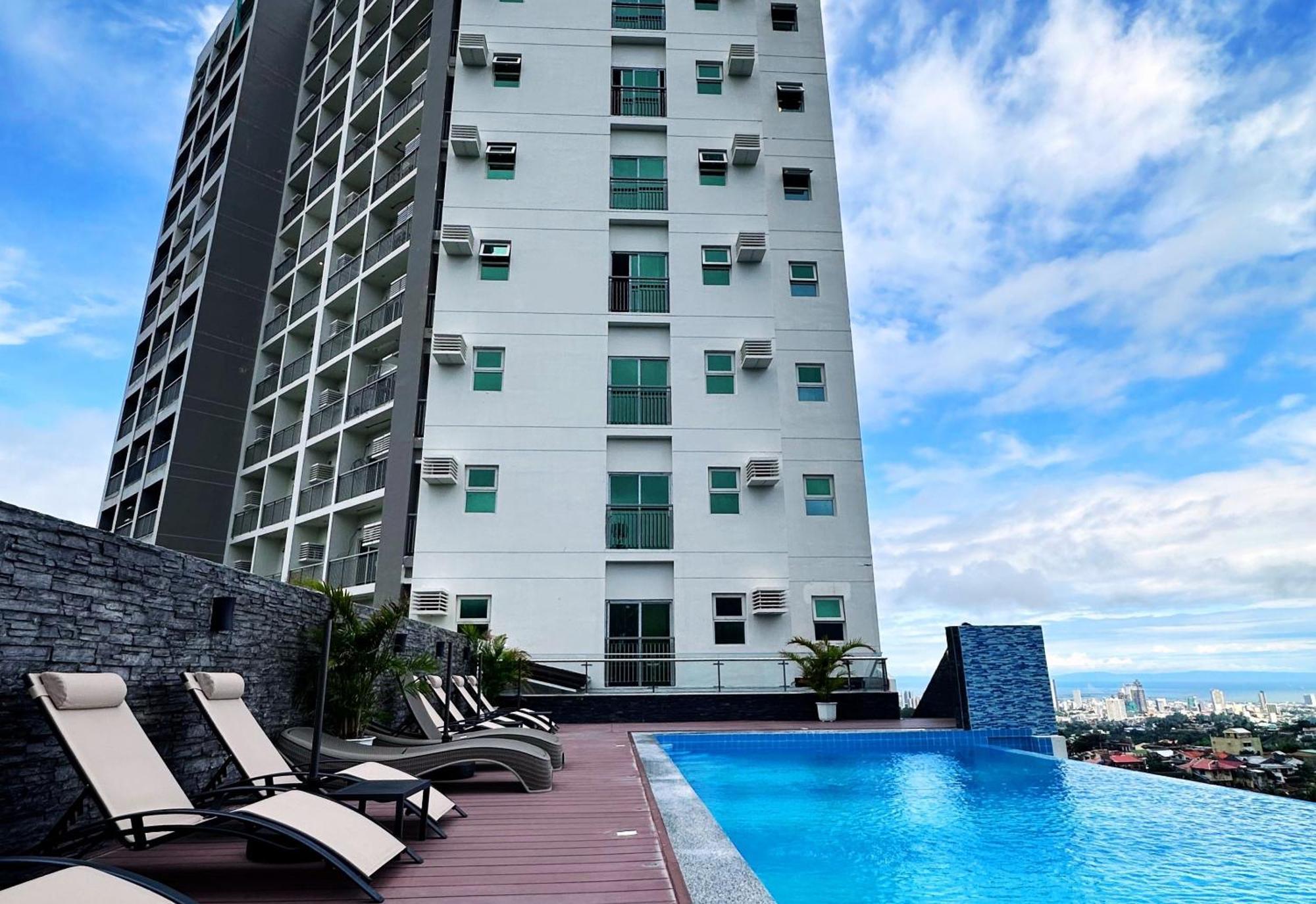 Hotel Hayat Sky Towers Cebu Stadt Exterior foto