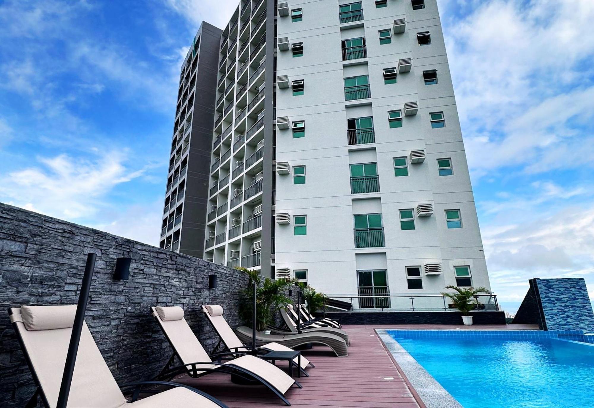 Hotel Hayat Sky Towers Cebu Stadt Exterior foto